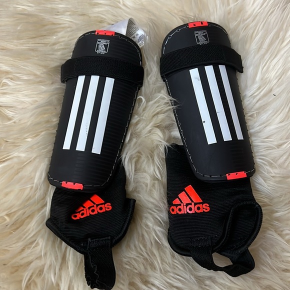 youth soccer shoes in size 5.5 (shin guard incl.) in excellent condition - Picture 6 of 8